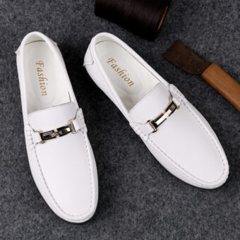 Vita loafers med lädereffekt och grå bakgrund för män