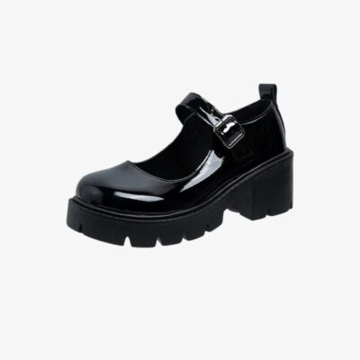 Un mocassin noir vernis avec des talons épais crantés et une bride sur le dessus.