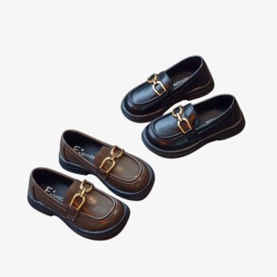 2 paires de mocassins noirs et marrons avec boucles, sur fond gris.