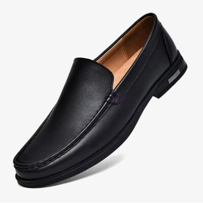 En svart casual loafer i läder för herr mot en enfärgad vit bakgrund
