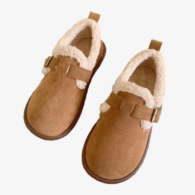 Ett par fodrade damloafers i clog-stil med stängd häl i kamelfärg, på vit bakgrund