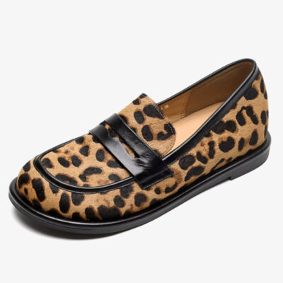 Bild på en leopardloafer i mjukt läder mot vit bakgrund