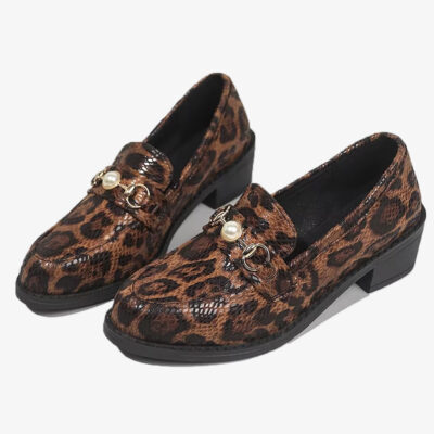 Par leopardloafers med ormeffekt och pärldetalj på vit bakgrund