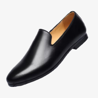 En minimalistisk loafer för män i svart färg på enfärgad vit bakgrund
