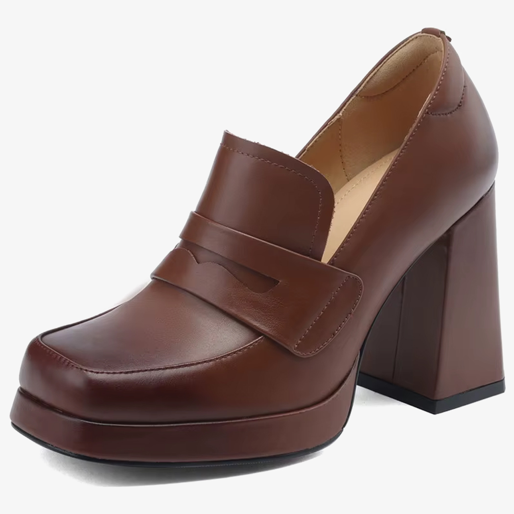 IMG_moc_talon_cuir_image.jpg En loafer med klack i läder för kvinnor i brun färg på vit bakgrund