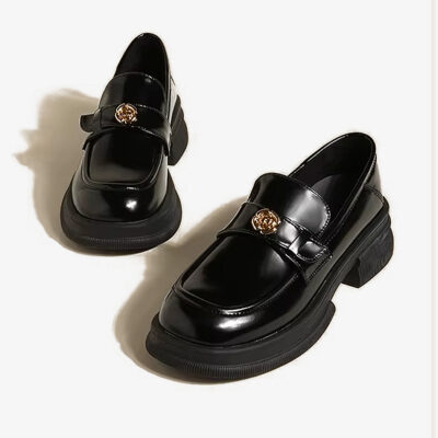 Par svarta loafers med plattform och metallisk blomdetalj