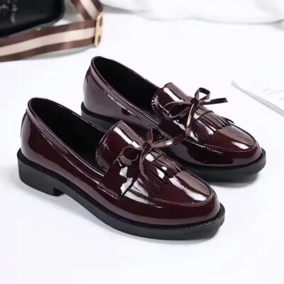 Lacklackad loafer med fransar och rosett